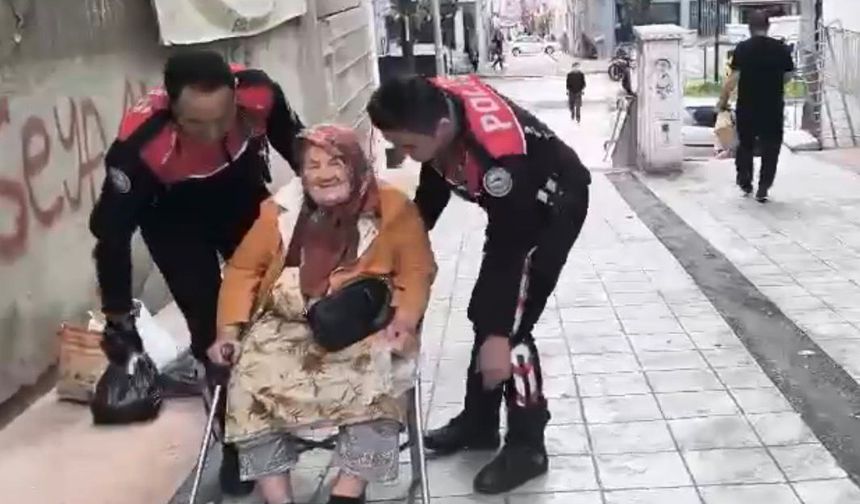 Yunus polisi, yürüteciyle giderken zorlanan kadını sandalyeyle taşıyıp evine bıraktı