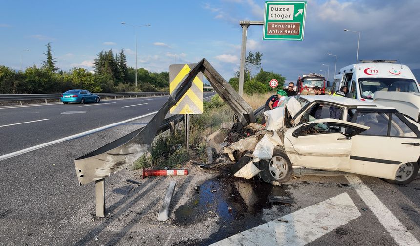 Anadolu Otoyolu'nda otomobil bariyere çarptı 3 yaralı