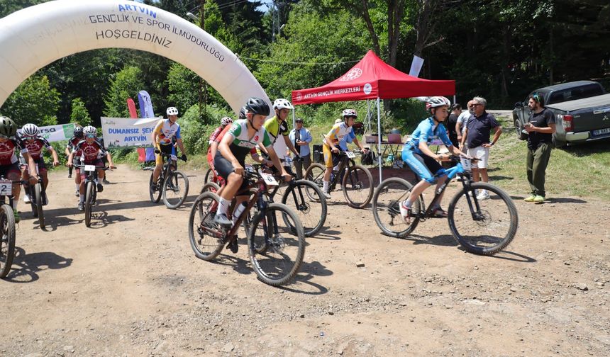 Artvin'de dağ bisikleti heyecanı: 41 sporcu zorlu parkurda pedal çevirdi