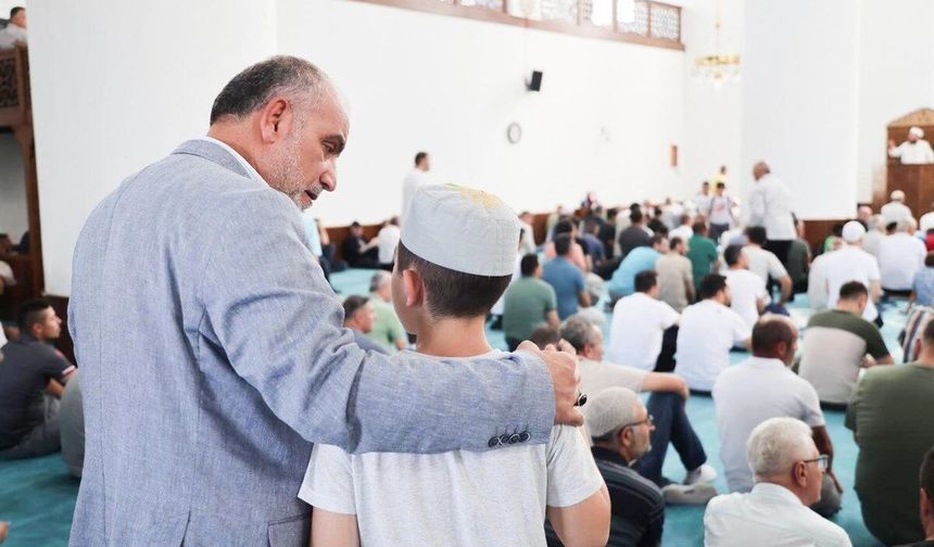 Canik Belediyesi'nden gençlere dondurma ikramı