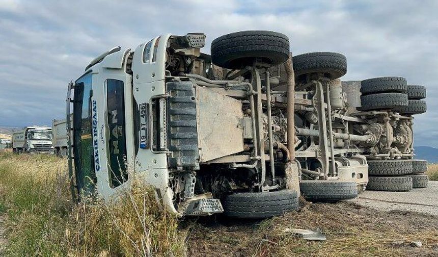 Çorum'da hafriyat kamyonu devrildi: 1 yaralı