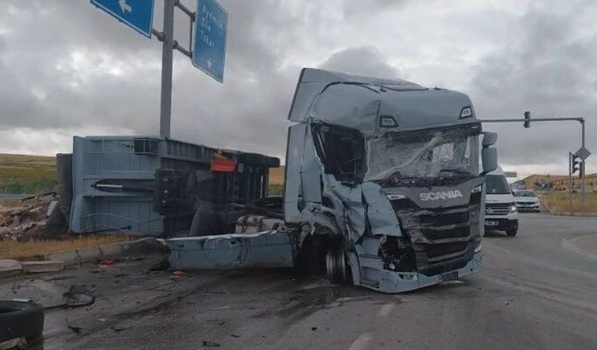 Çorum'da iki TIR'ın çarpıştığı kaza kamerada