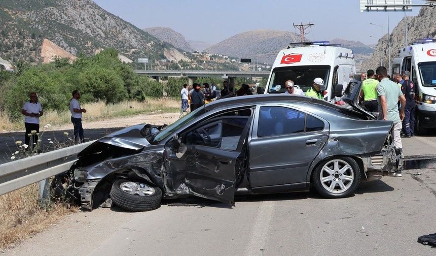 Geri manevra yapan otomobilin, başka bir araçla çarpıştığı kaza kamerada
