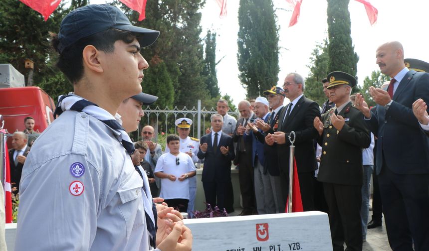 Hiç görmediği şehit dayısının mezar taşındaki fotoğrafını öptü