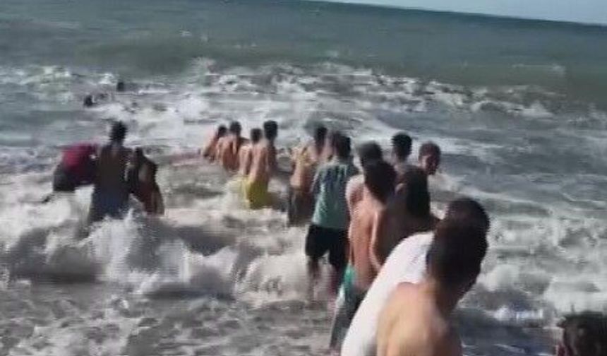 İnsan zinciri oluşturup, boğulma tehlikesi geçiren 2 kişiyi kurtardılar