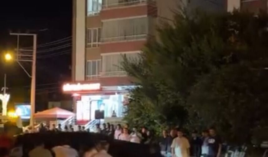 Kaza sonrası ters dönen otomobili vatandaşlar düzeltti