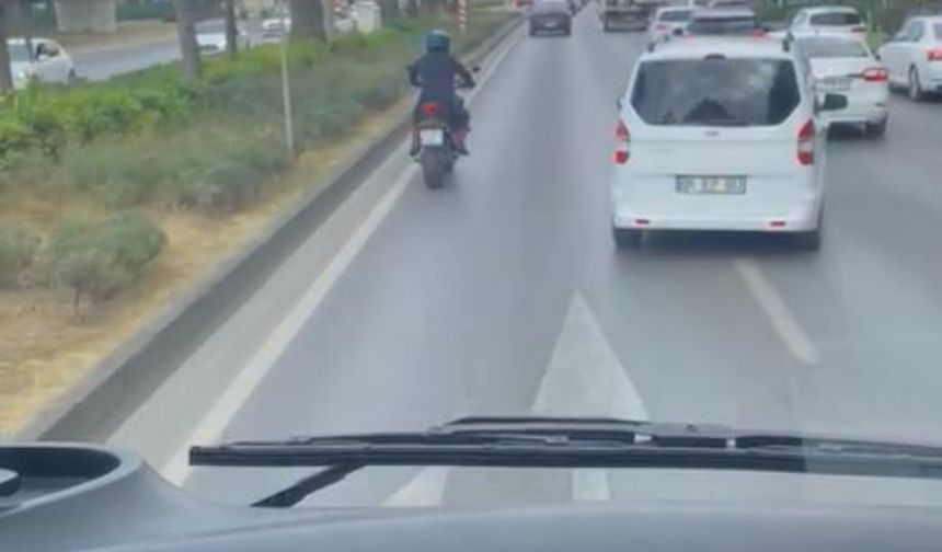 Motosiklet sürücüsü, vakaya giden itfaiye aracına yolu açtı
