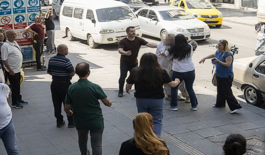 Otomobilin çarptığı motosikletin aynası kırıldı; çıkan kavgada 3 kişi yaralandı
