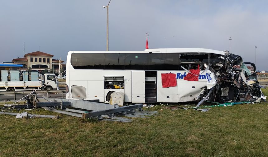 Otoyoldaki otobüs kazasında yaralananlardan 1'i öldü, 11'i taburcu oldu
