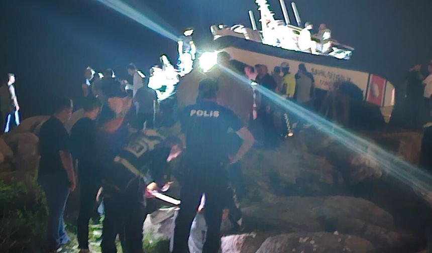 Sahil Güvenlik botu kayalıklara çarptı; 2 yaralı