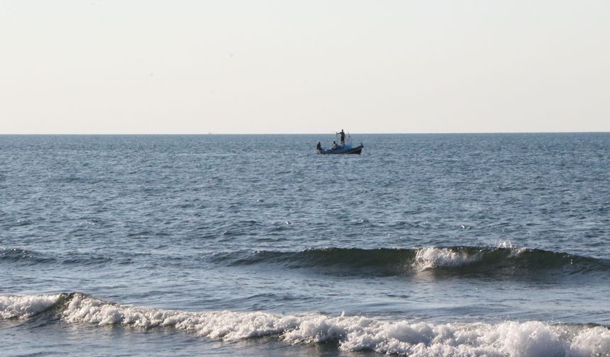Samsun'da alabora olan teknedeki 3 kurtarıldı, 3 kişi kayıp