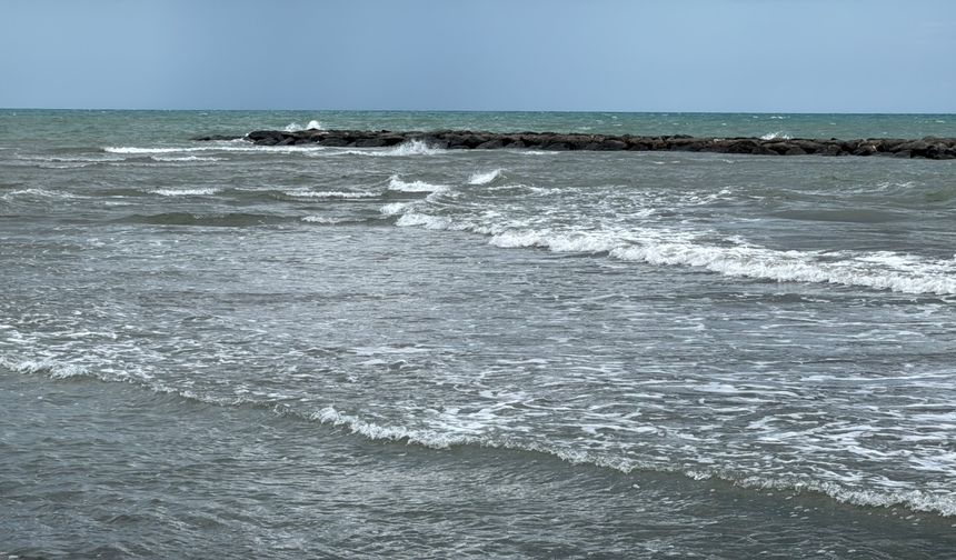Samsun'da denize giren 2 kişi, boğulma tehlikesi geçirdi