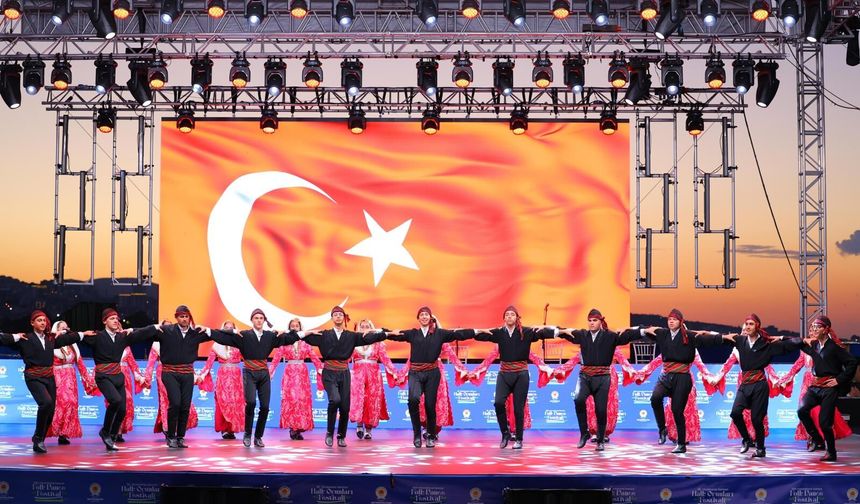 Samsun'da Uluslararası Samsun Halk Oyunları Festivali sona erdi