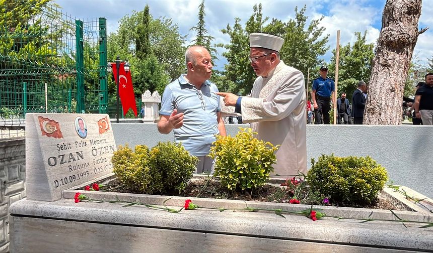 Şehit polis memuru oğlunun mezar taşını öpüp, dua etti