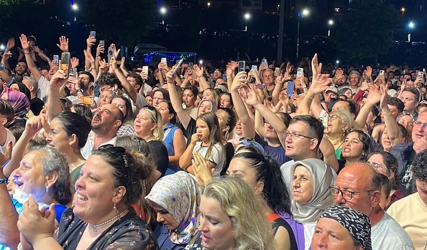 Soner Arıca, Fatsa konserinde annesi ve dayısı Kadir İnanır'ı andı