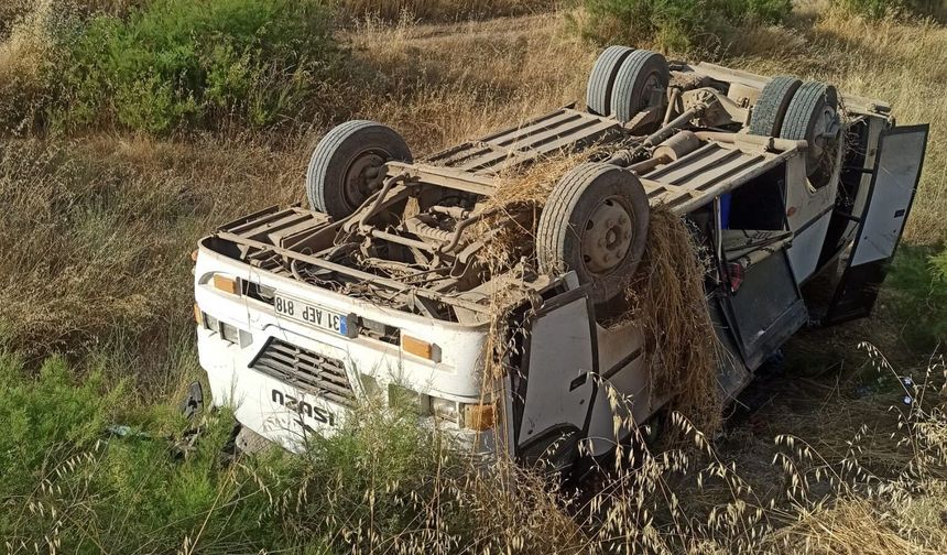 Tarım işçilerini taşıyan minibüs devrildi: 6'sı çocuk, 16 yaralı