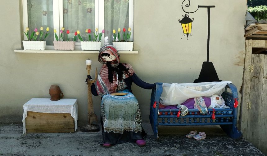 Tarlaların sessiz bekçileri korkuluklar 'Sanat Sokağı'nda