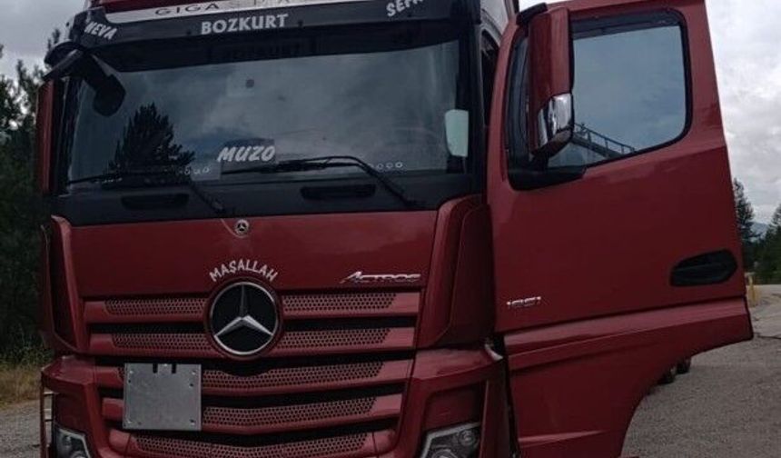 TIR ile otomobil çarpıştı: 1 ölü, 2 ağır yaralı