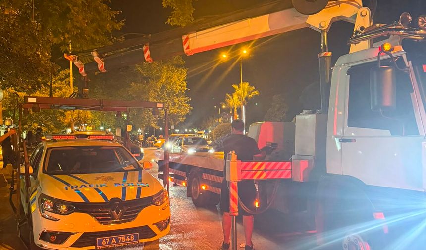 Trafik polisi aracına sıkışan kedi, çekiciyle kurtarıldı