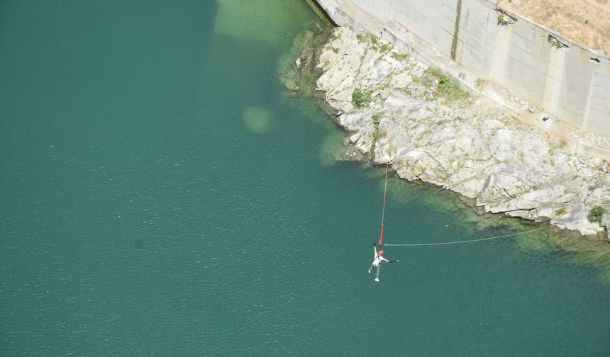 Türkiye'nin en yüksek 2'nci barajı Deriner'de halatlı adrenalin