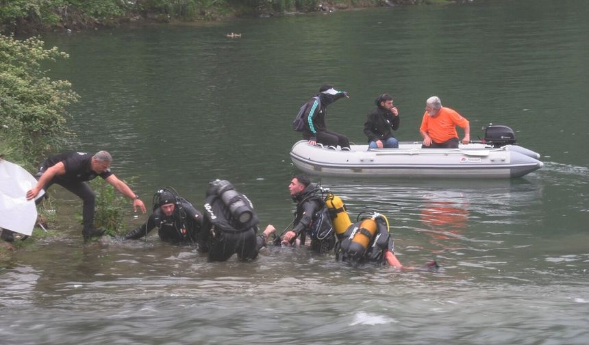 Uzungöl'de göle düşen turisti kurtarmak isteyen 2 kişi boğulma tehlikesi geçirdi; turistin cesedine ulaşıldı(2)