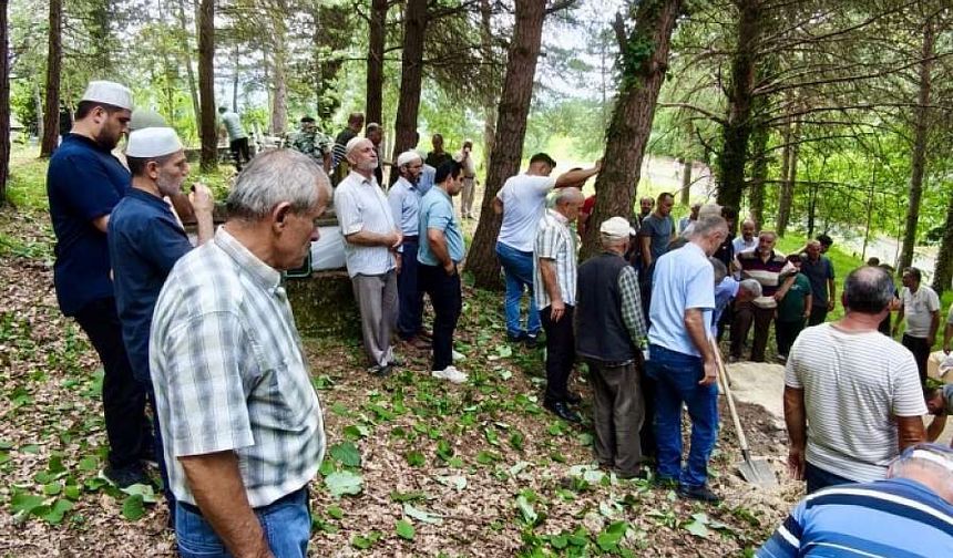 30 yıllık çift, aynı gün yaşamını yitirdi, yan yana defnedildi