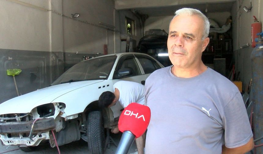 43 yıl önce dayısından öğrendiği oto kaportacılık mesleğini oğluyla sürdürüyor