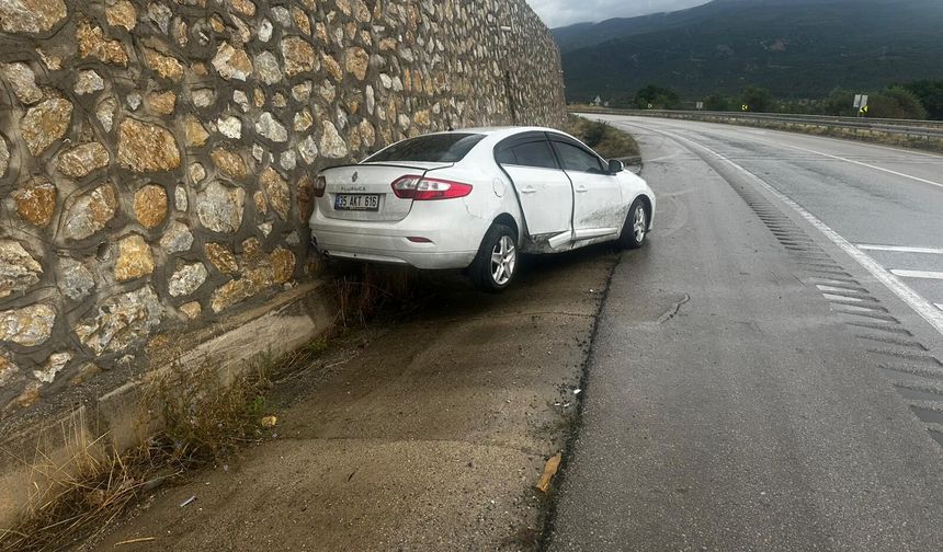 Amasya'da otomobil istinat duvarına çarptı; 6 yaralı