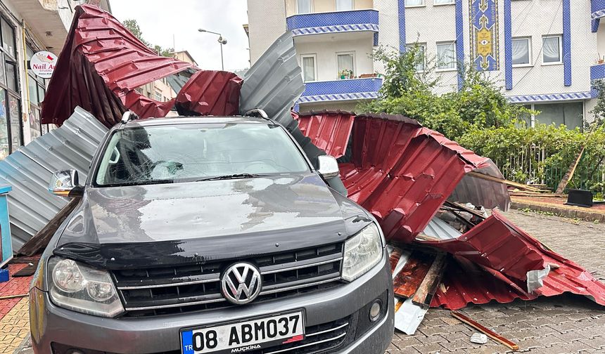 Artvin'de fırtınada uçan çatı 3 aracın üzerine düştü