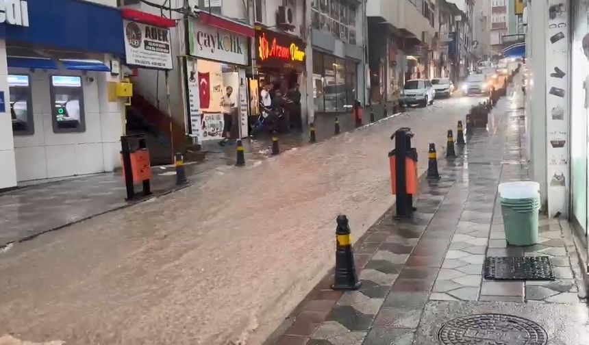 Artvin'de sağanak; ev ve iş yerlerini su bastı