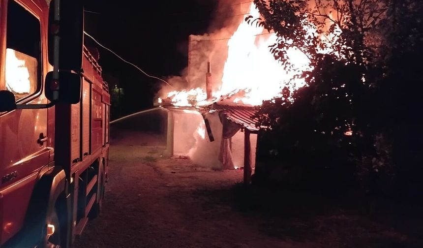 Bafra'da ev yangını; ev ve traktör kullanılmaz hale geldi