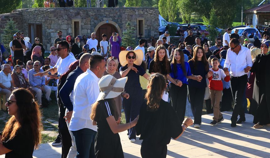 Binali Yıldırım, geleneksel 'Harman Şenliği'nde tırpanla ekin biçti