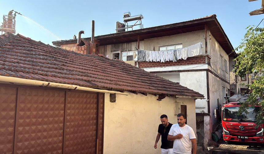 Binanın çatısında çıkan yangın söndürüldü