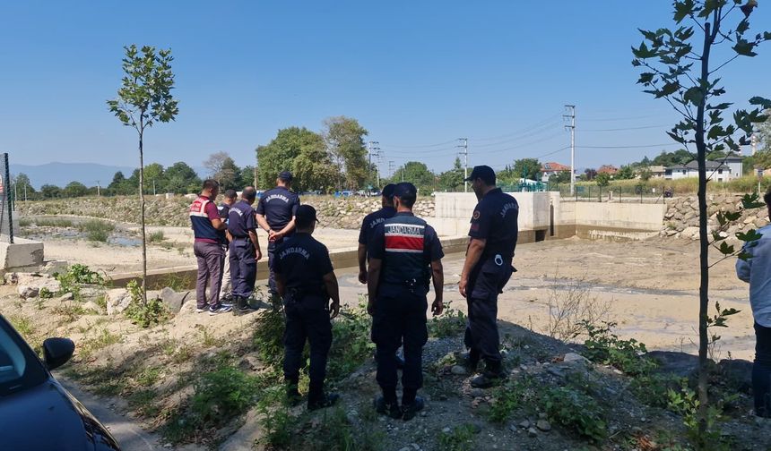 Boğulma tehlikesi geçiren çocuğu babası kurtardı