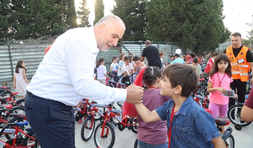 Canik'te çocuklar hediyelerine kavuşuyor