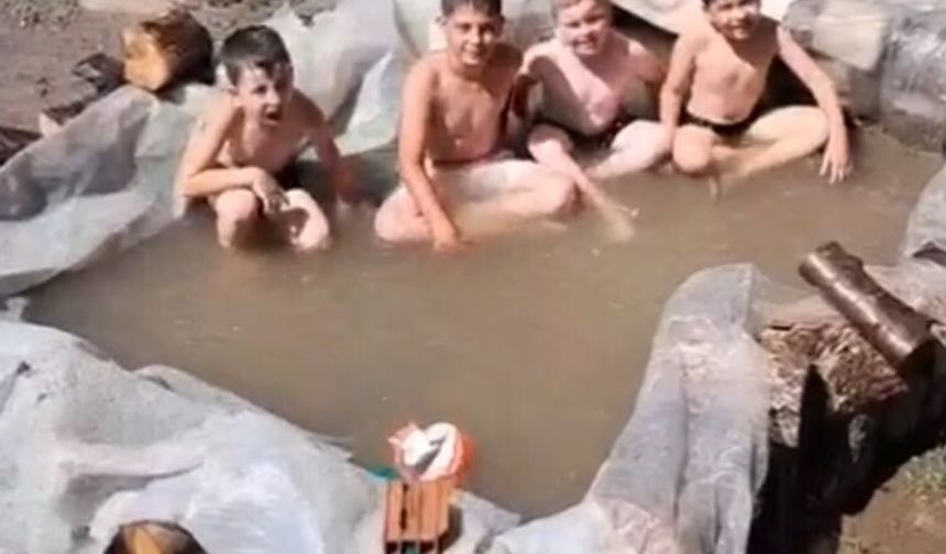 Çocuklar naylondan yaptıkları havuzda serinledi