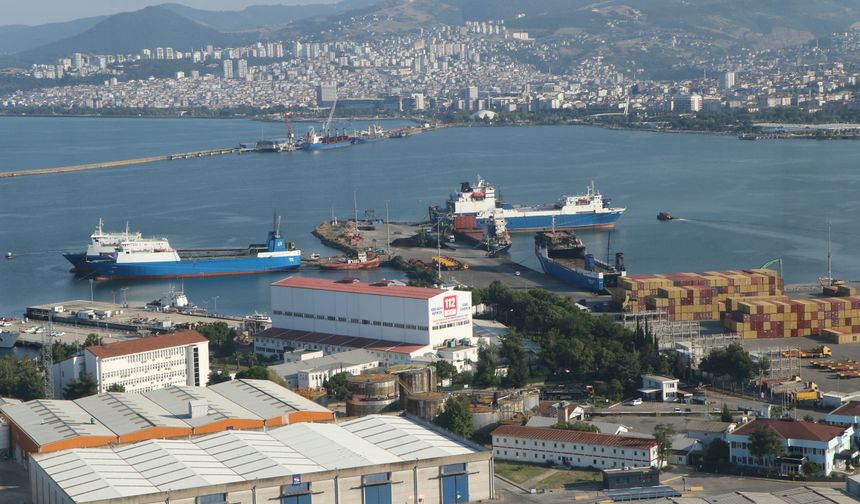 Dron saldırısında hasar gören 'Nadezhda' isimli gemi Samsun Limanı'na çekildi
