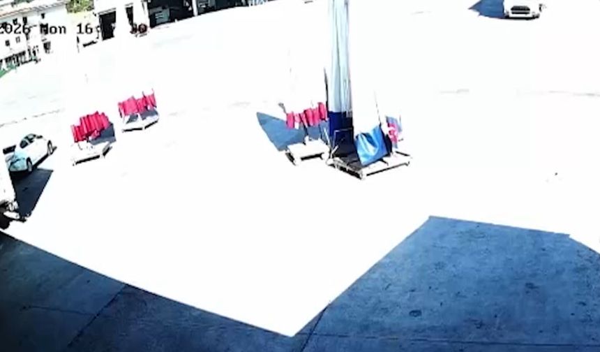 El freni çekilmeyen otomobili durdurmaya çalıştılar; o anlar kamerada
