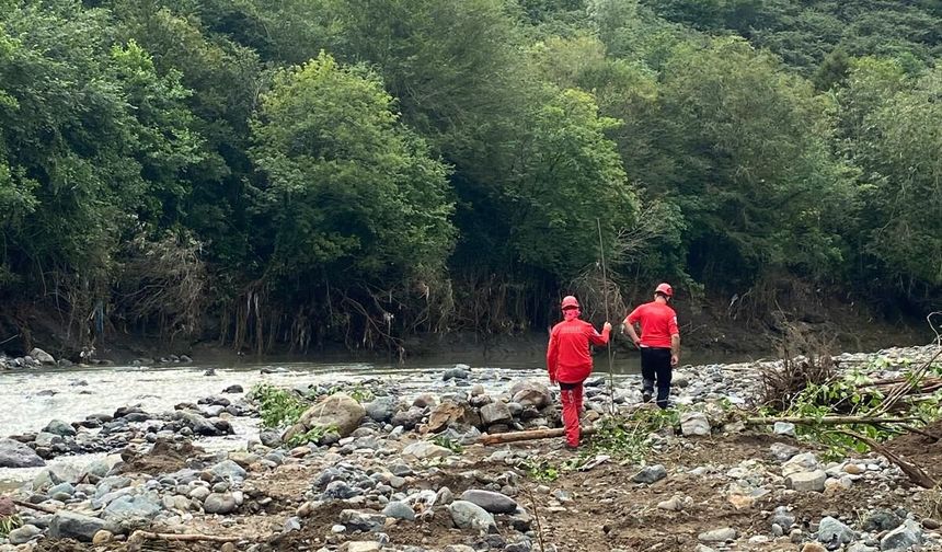 Giresun'da selde kaybolan yeğenin cansız bedeni bulundu, dayı aranıyor