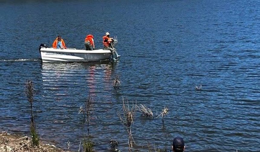 Gölette 500 metre uzunluğunda kaçak ağ ele geçirildi