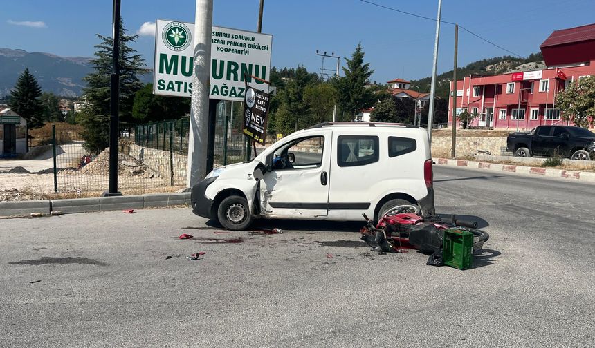 Hafif ticari araçla çarpışan motosikletin sürücüsü ağır yaralı