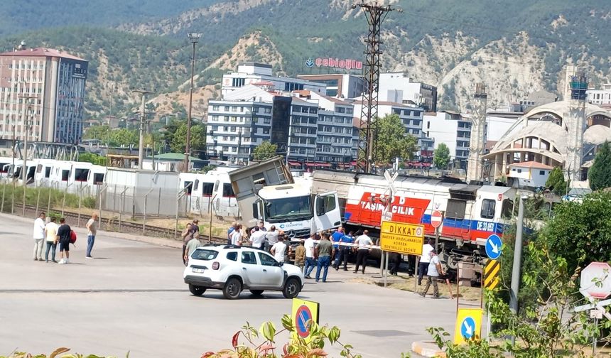 Hemzemin geçitte lokomotif ile TIR çarpıştı