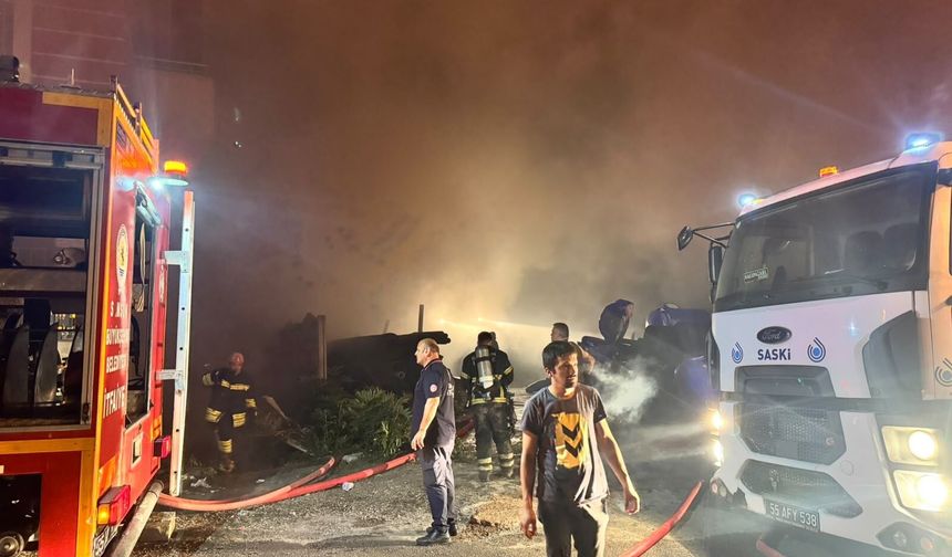 İnşaat malzemelerinin bulunduğu depoda çıkan yangın söndürüldü