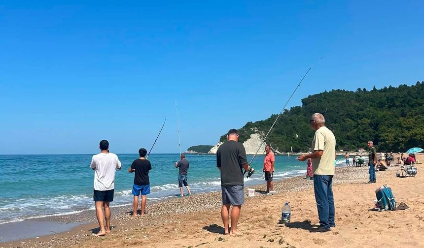 İstavrit kıyıya yaklaşınca plaj balık tutanlarla doldu
