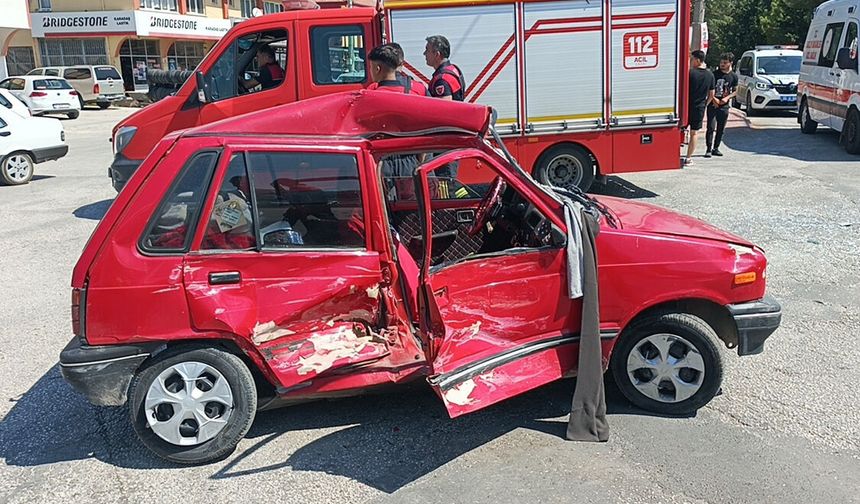Kamyonetle çarpışan otomobilin sürücüsü yaralandı