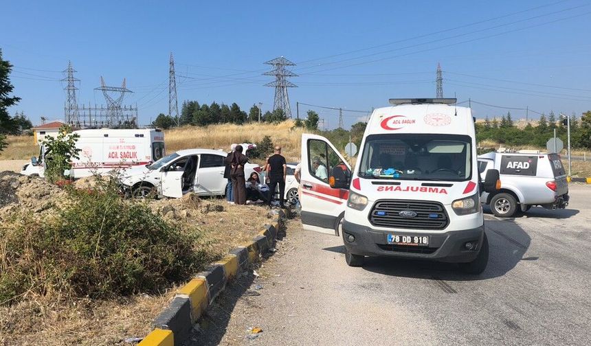 Karabük'te iki otomobil çarpıştı: 7 yaralı