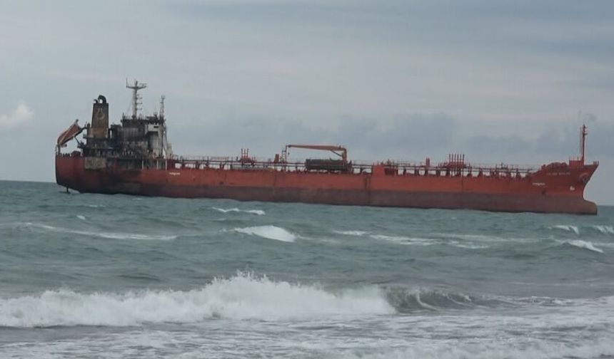 Karadeniz'de dron saldırısına uğrayan tanker, Samsun'da karaya oturdu