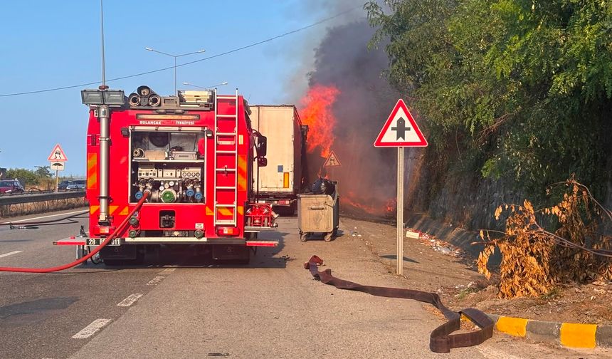 Karedeniz Sahil Yolu'nda mobilya yüklü TIR yandı