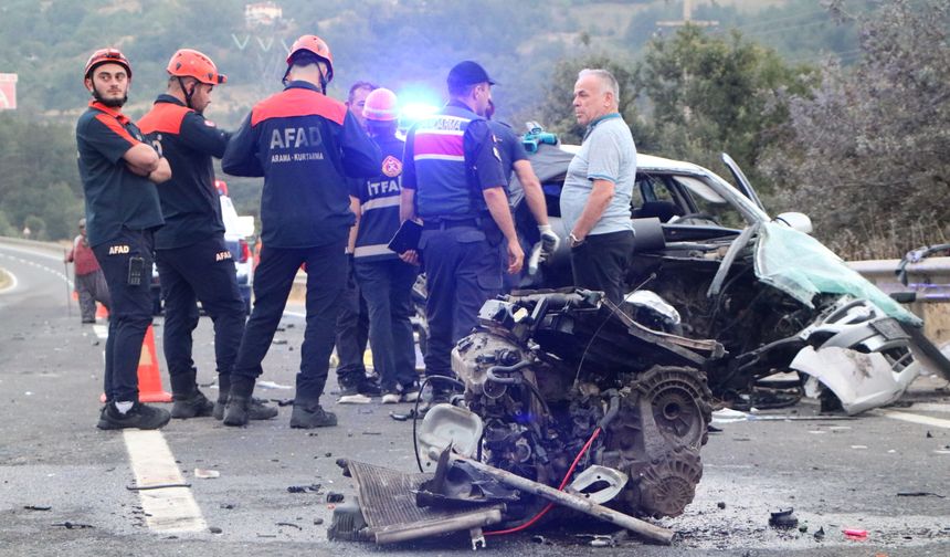 Karşı şeride geçen otomobil, başka bir otomobille çapıştı: 1 ölü, 2 ağır yaralı