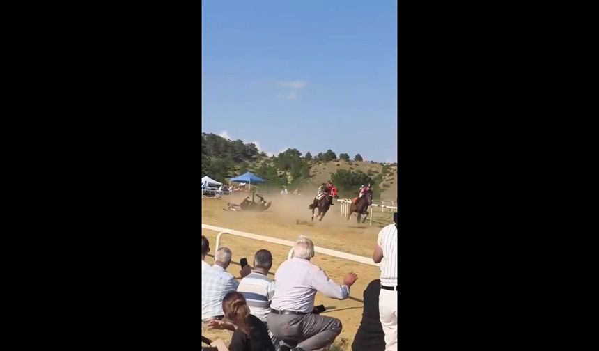 Kastamonu'da festivalde at yarışında kaza: 1 jokey yaralı, 2 at öldü